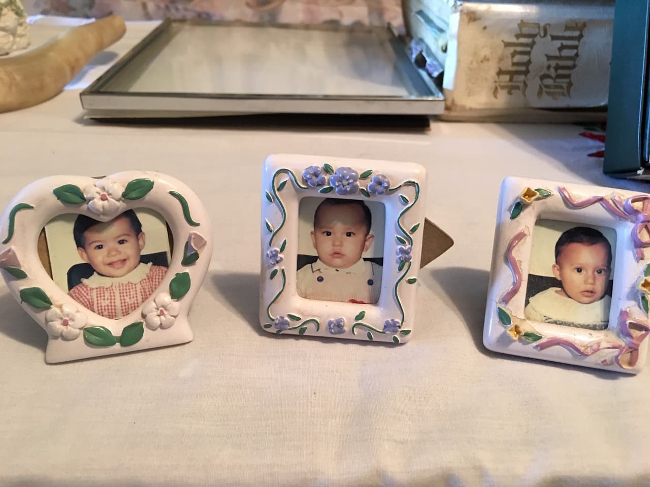 Estas fotos enmarcadas tamaño pasaporte de Michael, Michelle y Amanda, se sientan en una mesa en la sala de estar de Toni Polinske en Midland, Texas.