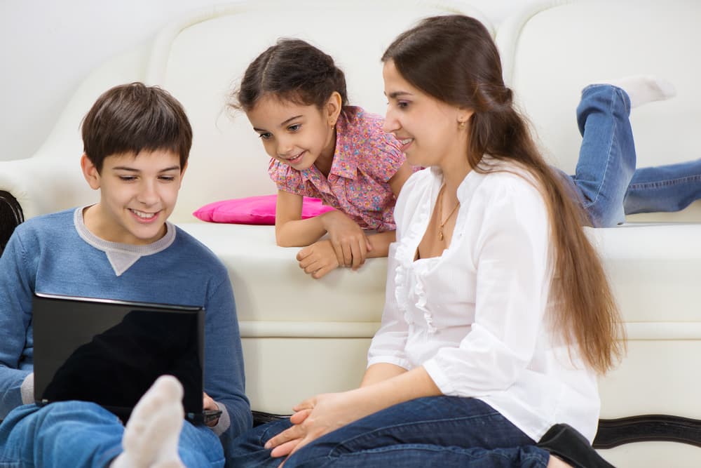 Además para ayudar a la familia en todos los problemas que surgen. Es un faro seguro para que todos puedan confiar en él o ella, pues puede estar apoyando en todos esos momentos difíciles.