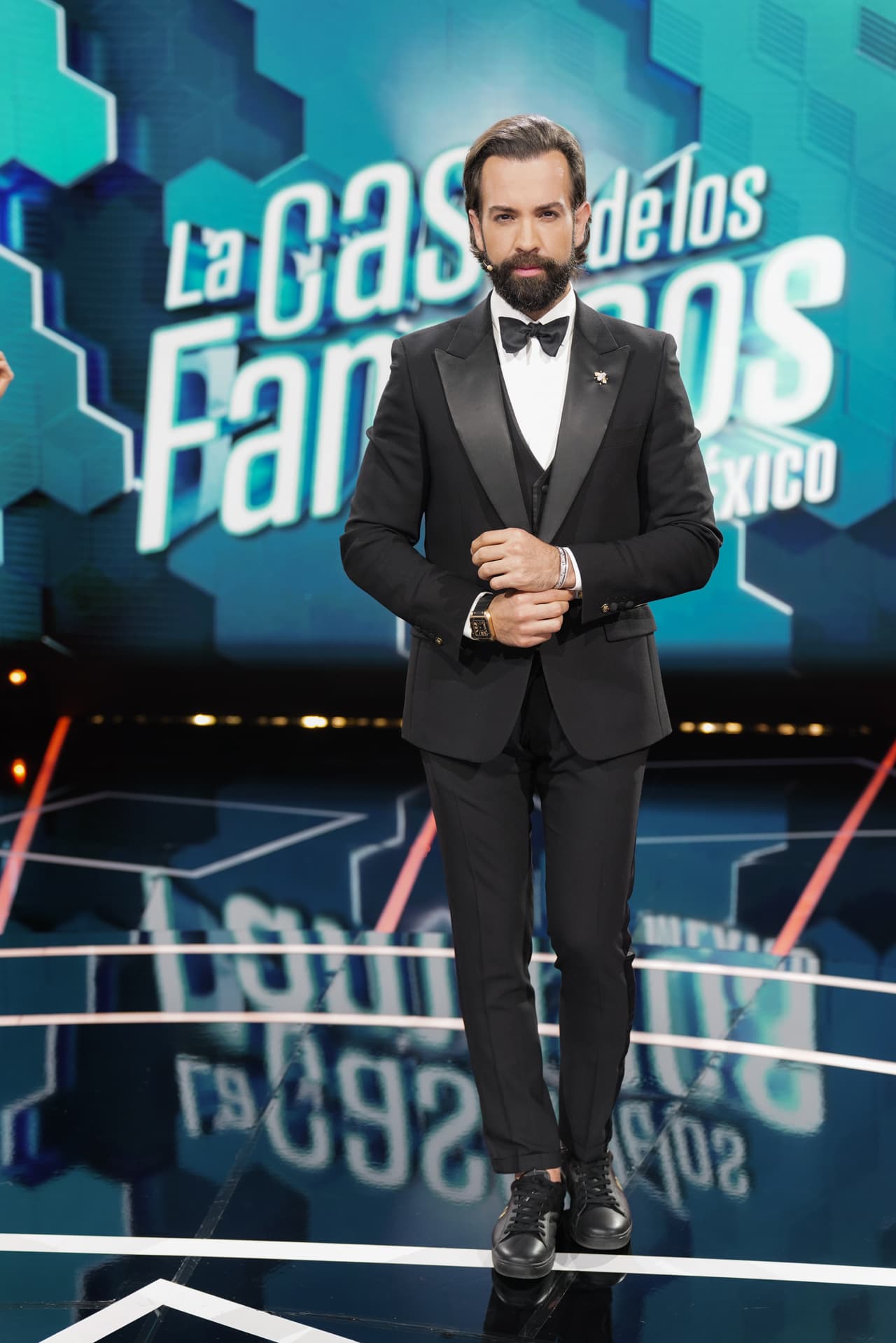 Diego de Erice portó un esmoquín negro, muy elegante para recibir a la cuarta eliminada.