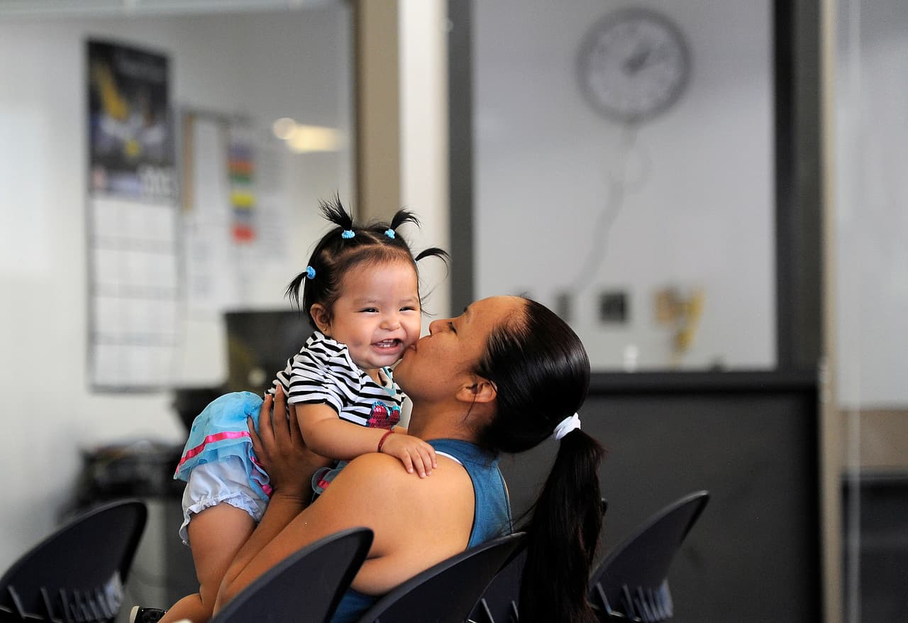 Obamacare convirtió la maternidad y la atención a los recién nacidos en un beneficio incluido en todos los planes sanitarios. Y estableció una serie de 
<b>servicios preventivos que deberían ser proporcionados sin un costo extra a las mujeres</b>, como métodos anticonceptivos y sacaleches para las madres que dan de mamar a sus hijos. Esto se aplica tanto a las pólizas contratadas de forma independiente como a la mayoría de los planes ofrecidos empresas.