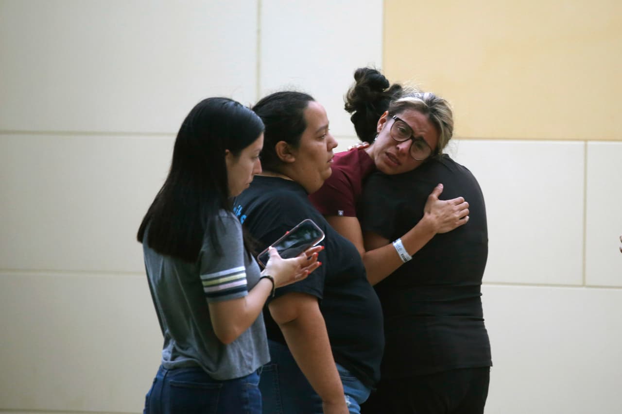El ataque en Uvalde, 
<a href="https://www.univision.com/noticias/estados-unidos/agente-fronterizo-abatio-pistolero-escuela-robb-uvalde-texas-policias-cronica-masacre" target="_blank">en el que murieron 19 niños y dos adultos</a>, es solo el más reciente tiroteo masivo de un mes de mayo trágico tras los de Buffalo y Laguna Woods. Como cada vez que ocurre algo así, se repiten los llamamientos a tomar medidas de control de armas.