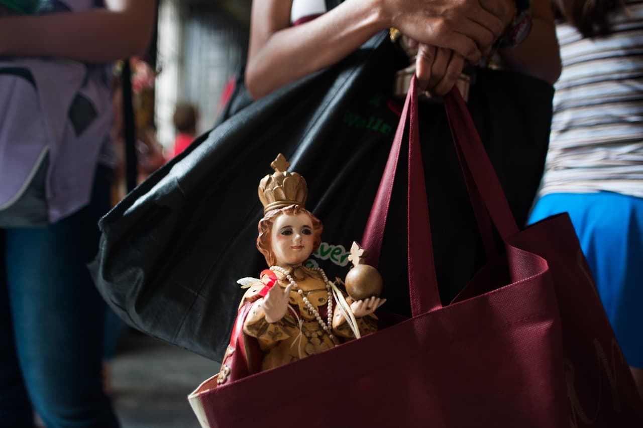Existen otras imágenes del Santo Niño como un pequeño peregrino deambulante en todo el mundo. Dos de ellas son la que está en Cuzco, en la región de Perú y la llamada "palaboy" o “wanderer” (“peregrino”) en las Filipinas, como las de las imágenes que te hemos venido presentando.