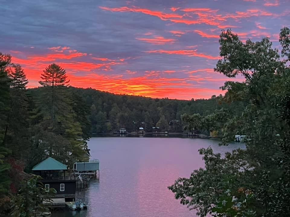 La elevación del lago Rabun se encuentra a 500 metros. 
<b>Es el segundo lago más grande de la cadena de seis lagos</b> con una superficie de 835 acres.