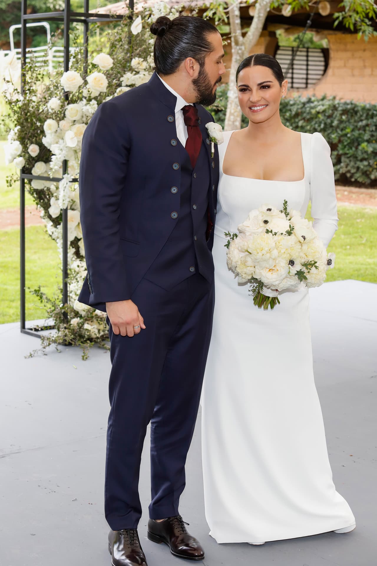 El pasado fin de semana, el creativo se casó con Maite Perroni en una ceremonia simbólica en lugar de una religiosa y un día después, el domingo 9, lo hizo por el civil. 
<br>