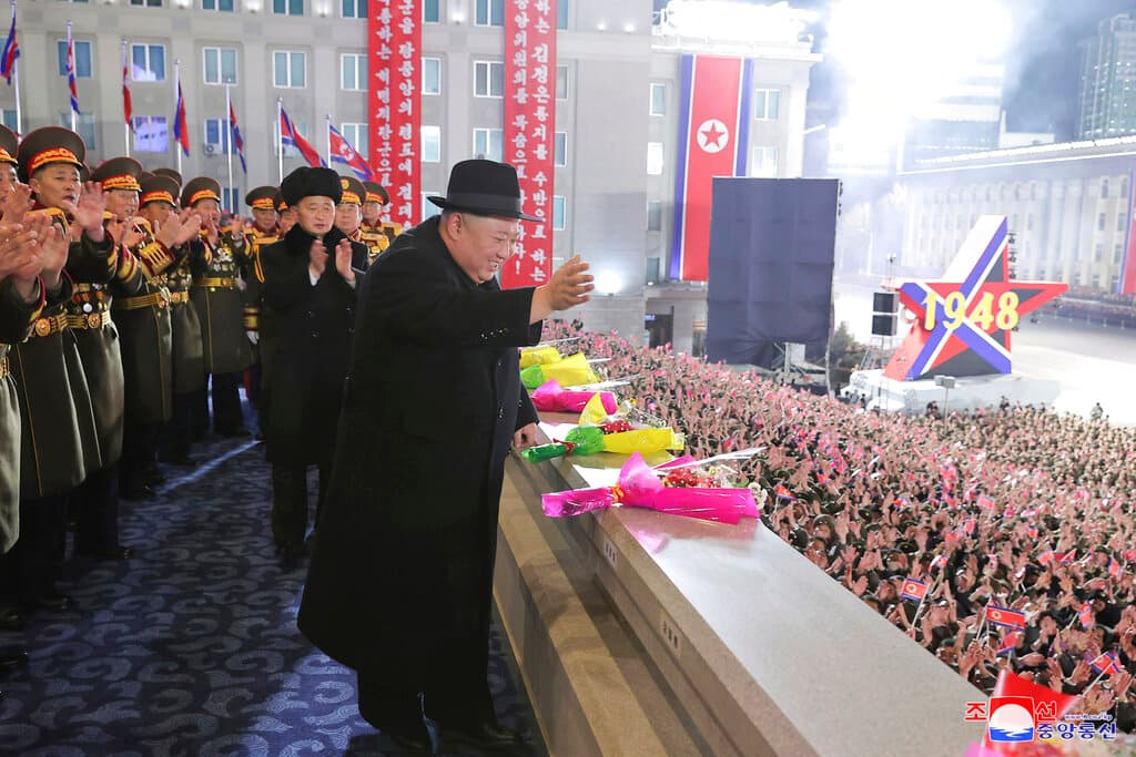 La Agencia de Noticias Central de Corea, medio oficial propagandístico del país, dijo el miércoles que Kim visitó los alojamientos de los oficiales del Ejército Popular de Corea, también acompañado de su hija, y luego dio un discurso alentando a las tropas en un banquete, elogiándolos por mantener el “ejército más fuerte del mundo” a pesar de las dificultades externas.
