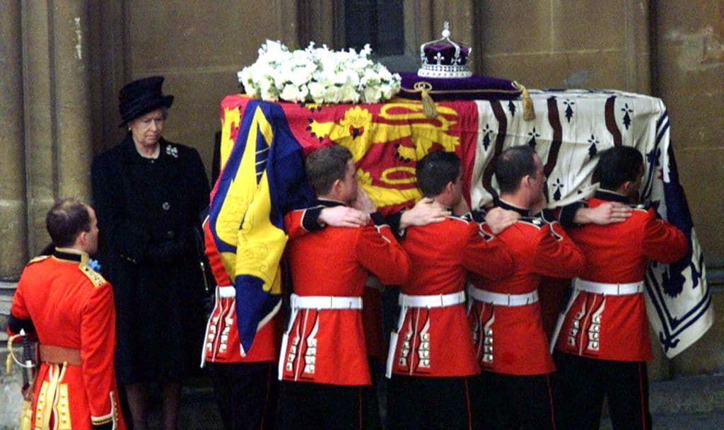 <b>2002, el funeral de la reina madre: </b>El funeral de la reina madre, el 9 de abril de 2002, marcó el fin de una era. A sus 101 años, 
<b>fue la última emperatriz de la India.</b> Más de 200,000 personas acudieron para presentar respetos ante su féretro. El fallecimiento de su madre, solo dos meses después del de su hermana Margarita, provocó un alud de mensajes de condolencias y simpatías hacia la reina,
<b> tras años de baja popularidad como consecuencia de su criticada reacción a la muerte de Diana.</b>