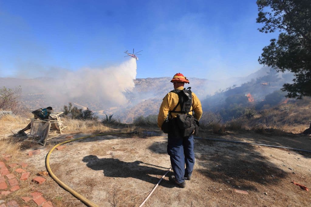 Durante la noche del lunes, el incendio ganó terreno, casi el doble, llevando a los bomberos a considerar diversas estrategias este martes 31, a fin de lograr contener las llamas.