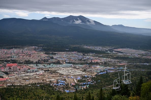 El megaproyecto es parte del plan de Kim Jong Un de construir una economía autosuficiente. Cuenta con 380 bloques de edificios públicos e industriales. 
<br>