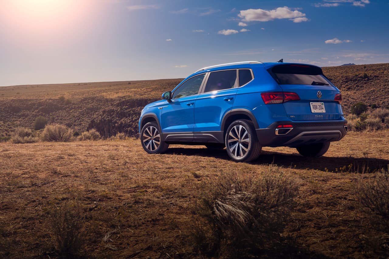 Por sus dimensiones, la Taos se ubica por debajo de la Tiguan y es descrita por Volkswagen como una camioneta “pequeña en estatura, pero de gran valor, con un diseño atrevido, un equipamiento inteligente y características de alta gama”.