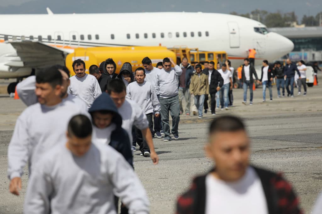 <b>Regreso obligatorio.</b> Un vuelo con 135 deportados de Estados Unidos llega a Guatemala el 9 de febrero de 2017. Ese mismo mes el exsecretario de Seguridad Interna, y ahora jefe de gabinete, John F. Kelly, dijo en Guatemala que las autoridades de su país tratarán de una manera “humana” a los inmigrantes indocumentados que sean detenidos. 
<b><a href="https://www.univision.com/noticias/inmigracion/firmar-la-salida-voluntaria-de-eeuu-el-ultimo-recurso">Con la nueva política migratoria del gobierno de Donald Trump </a></b>cualquier indocumentado puede ser considerado “criminal” y prioridad de deportación, aunque no haya sido acusado ni condenado de ningún delito.