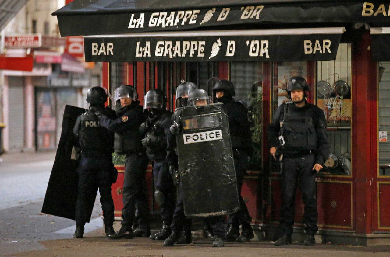 De acuerdo con los reportes varios policías resultaron heridos