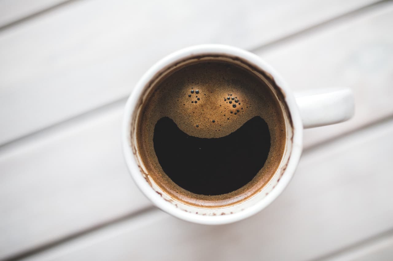 <b>Reduce el azúcar del café. </b>En especial si eres una de esas personas que toman tres y cuatro tazas al día, recuerda que todo suma, y que cucharita a cucharita puedes terminar con hasta 100 calorías de más sin ningún nutriente beneficioso.
