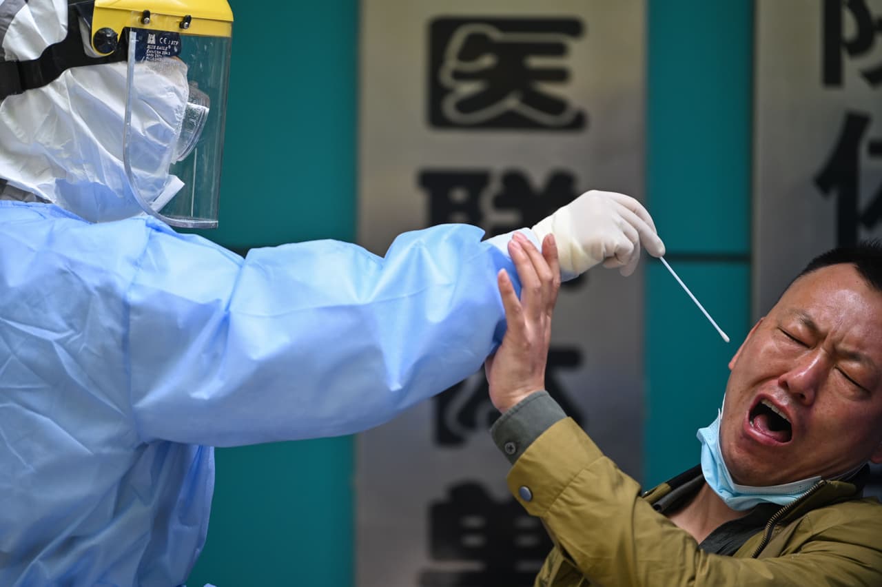 Un hombre durante una prueba de covid-19 el 16 de abril. “Lo que fue aún más inusual fue que la gente me pidiera que entrara a los hospitales a ver. Querían mostrarme lo que estaba pasando. Eso no suele suceder en China”.