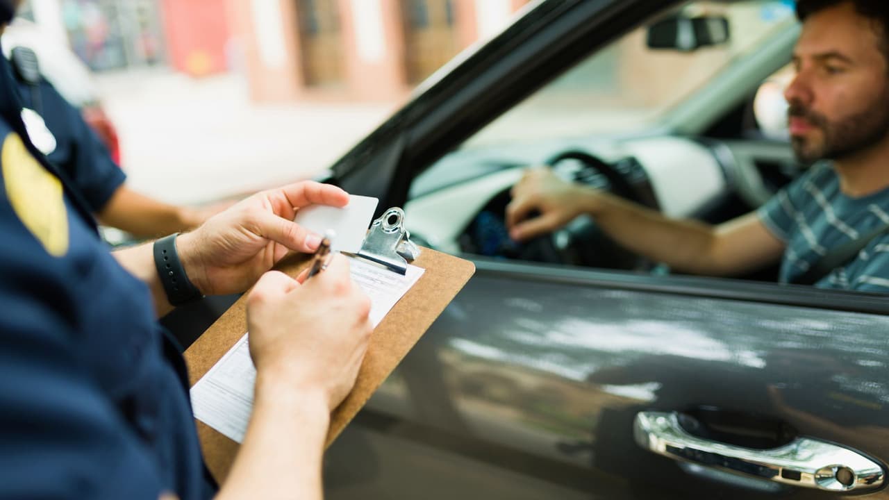 <h3 class="cms-H3-H3">¿Por qué están haciendo este cambio? </h3>
<br>El estado de Texas quiere: 
<br>
<b>Evitar el fraude:</b> las placas de papel eran fáciles de falsificar y se usaban en crímenes. 
<br>
<b>Modernizar el sistema: </b>hacerlo más seguro, claro y eficiente.