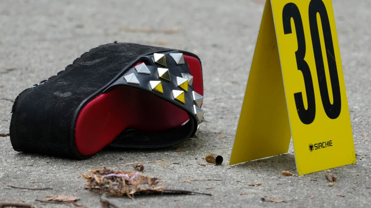Otro menor resultó herido en una mano y 
<b>un hombre recibió un disparo en el estómago</b>.