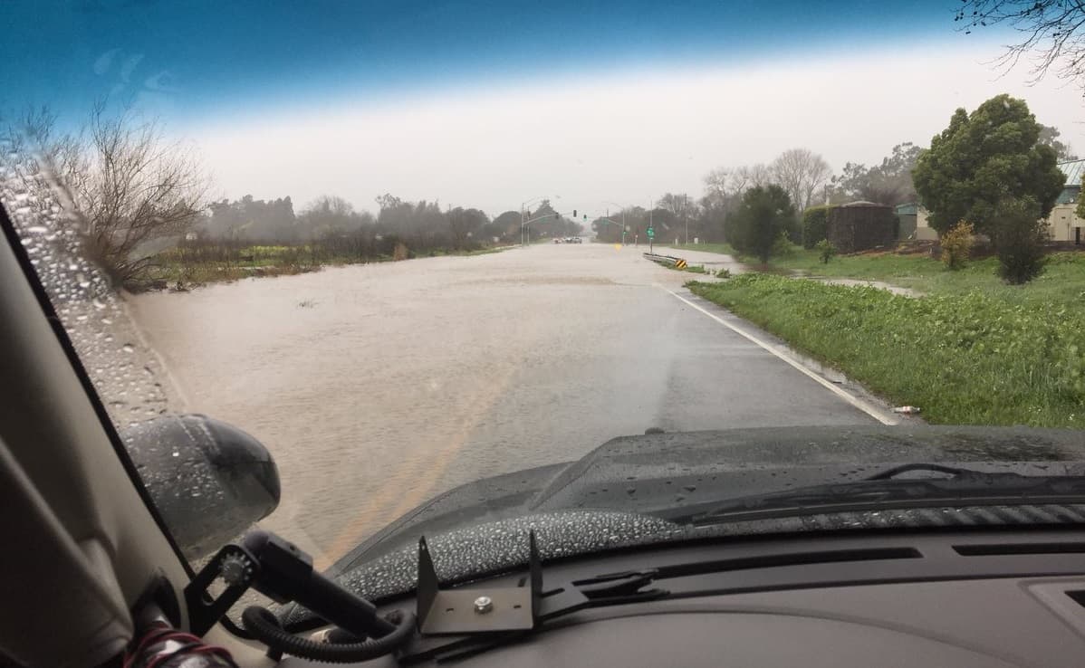 Las rutas estatales 12 y 121, en Napa, se volvieron a inundar debido a las tormentas. La Patrulla de Caminos le pidió a los conductores evitar la zona.