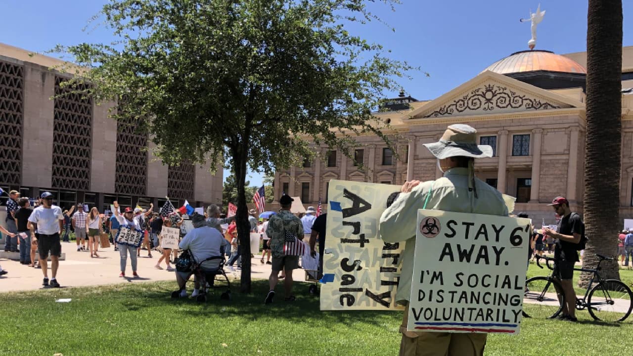 “Mantente a 6 pies de distancia. Estoy haciendo distanciamiento social voluntariamente", se leé en letrero de un señor a las afueras del capitolio. 
<br>