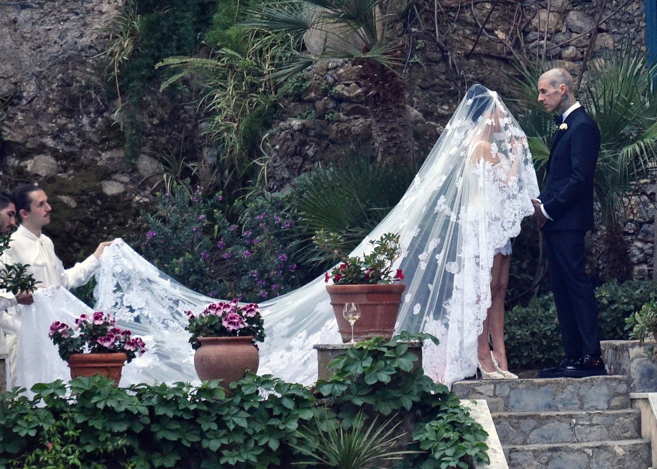 Los encajes florales del velo se inspiraron en las flores de los jardines cercanos de Portofino, lugar en donde la pareja contrajo nupcias.
<br>