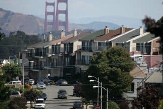 <b>San Francisco</b> adoptó la protección de inquilinos con control de rentas y contra desalojos injustificados desde 1979.
<br>
<br>
<b>Unidades elegibles</b>: todas las unidades dentro de los programas de vales de elección de vivienda, arrendamiento sobre FMR, Sección 8, Federal LIHTC. Cualquier unidad donde un inquilino ha vivido desde el 19/01/2007
<br>ADU (unidad de vivienda accesoria).
<br>
<b>Unidades exentas</b> de estabilización de alquileres por Costa-Hawkins: viviendas unifamiliares.
<br>