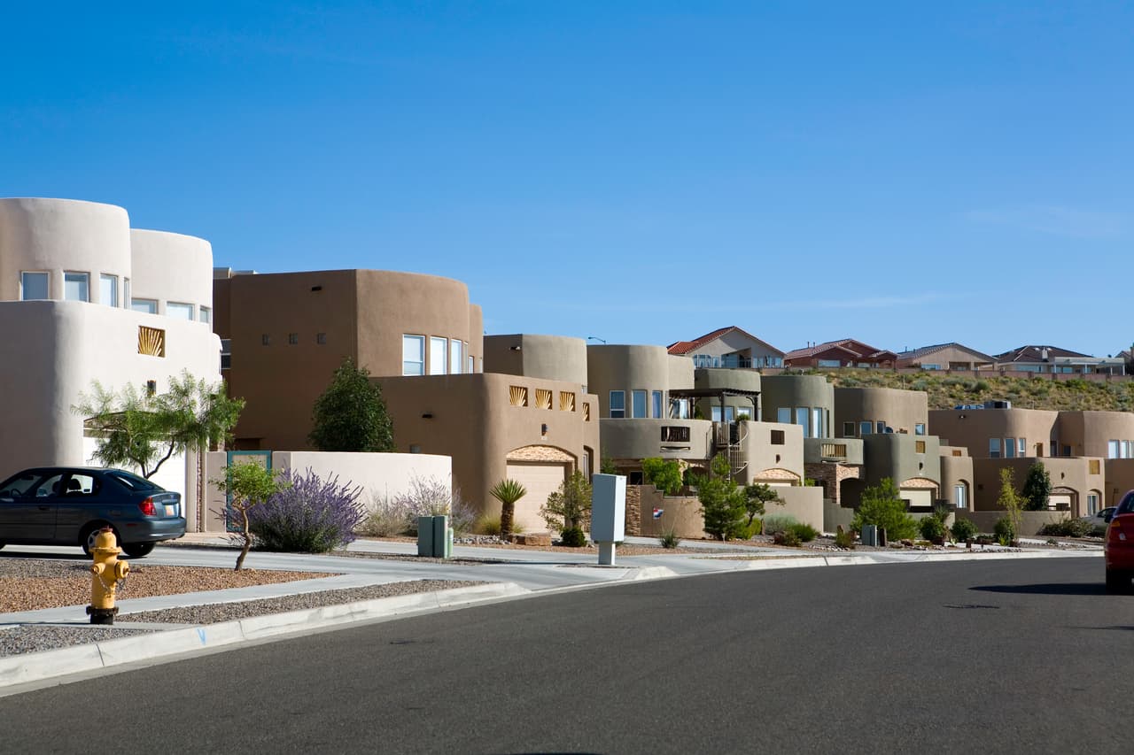 <b>Nuevo México: Albuquerque. – Obtuvo 62.51 de 100 puntos dentro de las mejores ciudades de clase media para vivir.</b> Es un área metropolitana culturalmente rica y naturalmente hermosa. Ubicada en la encrucijada de las principales autopistas de Nuevo México, ha atraído a nuevos residentes durante mucho tiempo con su economía favorable y su atmósfera artística. Es sede de la Feria Anual de Globos y cuenta con gran variedad de museos y restaurantes, en un ambiente seguro y familiar. 
<br>.