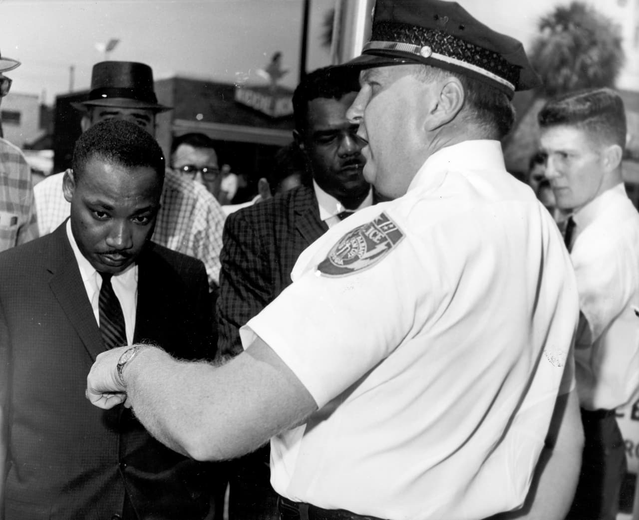 <b>Campaña contra la segregación en Albany (Georgia, 1962)</b>
<br>
<br>A comienzos de la década de 1960 King Jr. ya era reconocido como un líder nacional por los derechos de los afroestadounidenses. Se unió a un movimiento local no violento contra la segregación en Albany y en una de las múltiples protestas resultó arrestado. 
<br>
<br>Fue condenado a 45 días de prisión o a pagar 178 dólares de multa. Eligió la cárcel, pero fue discretamente liberado a los tres días por el jefe de policía Laurie Pritchett (junto a King en la fotografía). Al al año siguiente la ciudad anularía todas sus leyes segregacionistas.