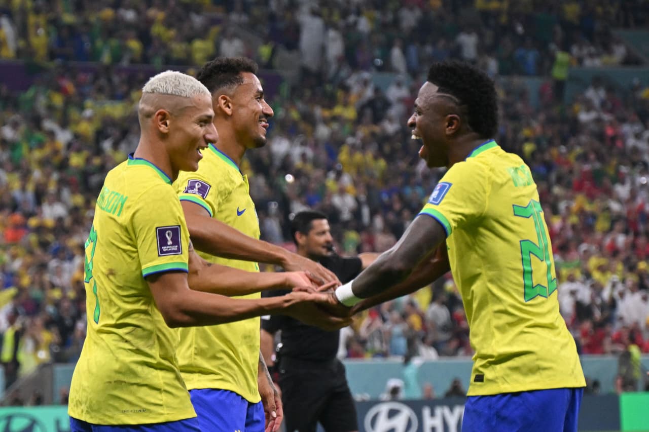 <h3 class="cms-H3-H3">2. Brasil</h3>
<br>
<br>⚽
<b> Valor de la plantilla: </b>$1,500 millones.
<br>
<br>⚽ 
<b>Jugador más caro: </b>Vinícius Júnior.
<br>
<br>⚽ 
<b>Costo de transferencia de su jugador más caro: </b>$207 millones.
<br>