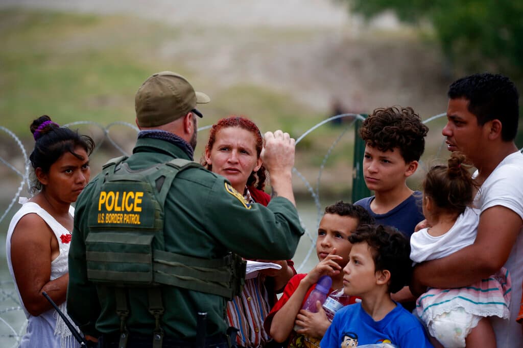 Juez bloquea regla del Título 42 que permite la expulsión de migrantes a México por razones de salud pública