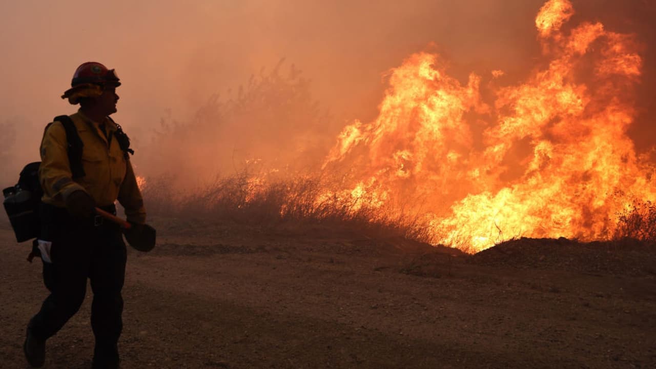 Las comunidades cercanas al 
<b><a href="https://www.univision.com/local/los-angeles-kmex/mountain-fire-evacuados-viviendas-destruidas-condado-ventura-fotos" target="_blank">incendio forestal</a></b> fueron advertidas de no consumir el agua que reciben, pues podría estar contaminada con sustancias potencialmente tóxicas.