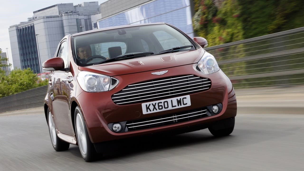 Para quienes no lo recordaban o nunca lo conocieron, este era el 
<b>Aston Martin Cygnet </b>(2012 - 2013) el city car del fabricante inglés que poca gente compró y nadie extraña, y sobre el cual hicimos más de una referencia cuando hablamos del submarino del Proyecto Neptuno. El Cygnet estaba basado en el Toyota IQ, conocido en nuestra parte del mundo como el Scion iQ.
<br>
<br>Afortunadamente el submarino del Proyecto Neptuno es bastante más que un Cygnet impermeable.
