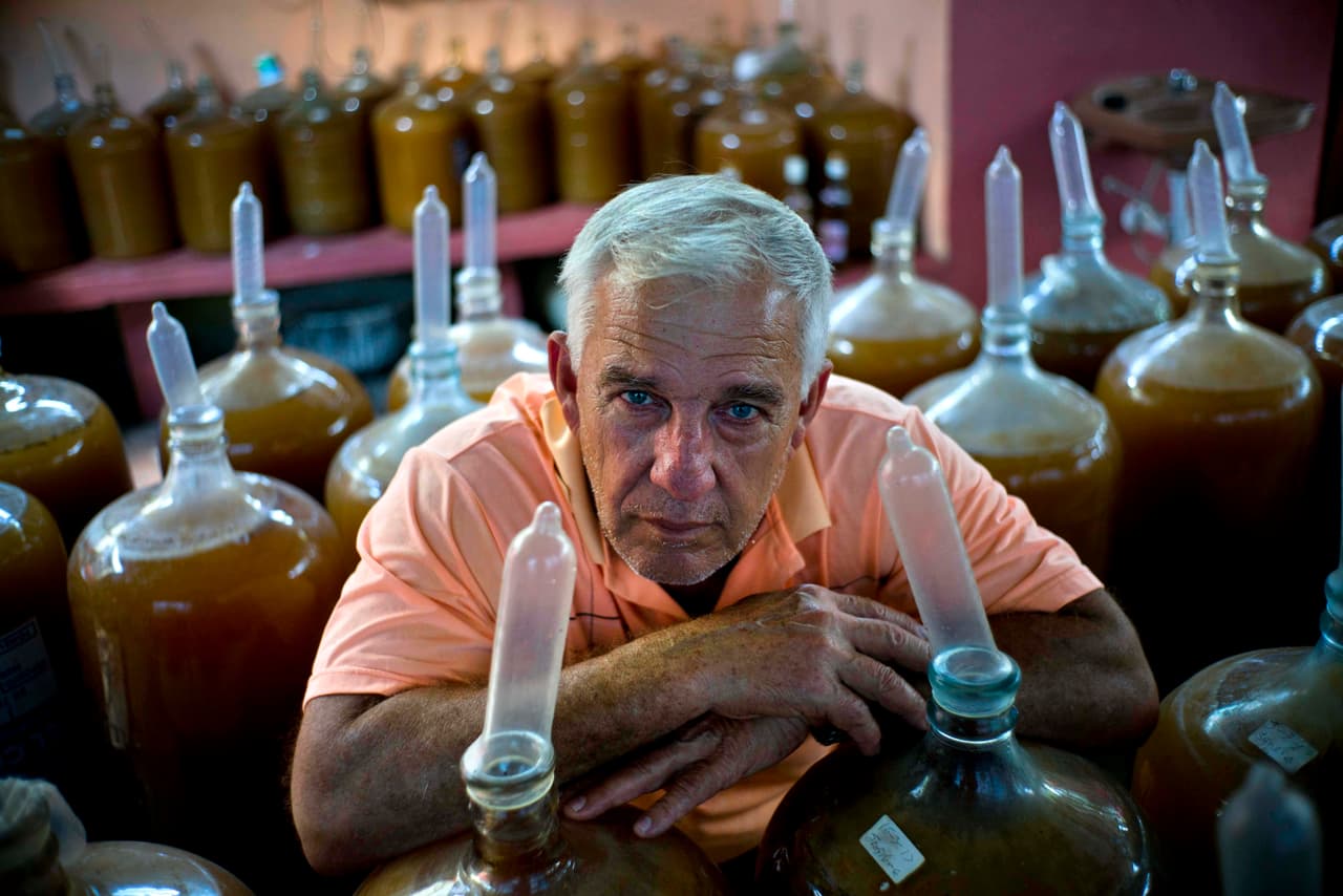 Orestes Estévez produce legalmente vino de frutas en su casa de La Habana. Utiliza casi 300 botellones de 20 litros para el proceso de fermentación, donde la levadura convierte el azúcar en alcohol y expulsa dióxido de carbono.