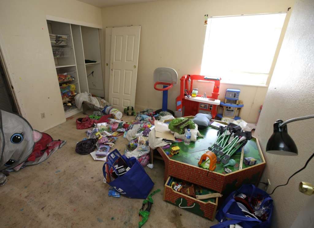 Los niños, de entre 4 meses y 12 años, están bajo custodia de las autoridades luego de ser encontrados viviendo en estas condiciones.