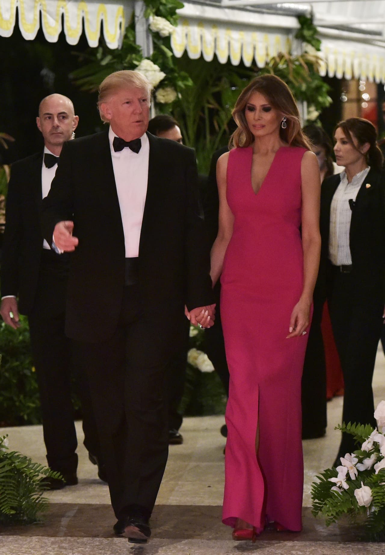 Aunque en los eventos más relevantes en términos políticos Melania ha elegido a Ralph Lauren y Michael Kors como sus aliados, en los momentos de gala no ha perdido oportunidad de mostrarle a la ciudadanía su opulento clóset. Para la gala de la Cruz Roja ofrecida en Palm Beach, Florida, 
<b>llevó este vestido fucsia de abertura central de la casa francesa Christian Dior.</b>