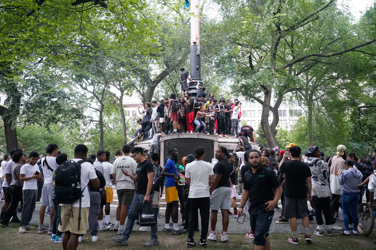 Decenas de jóvenes se suben sobre una escultura al aire libre, patrimonio de la ciudad y sus habitantes.