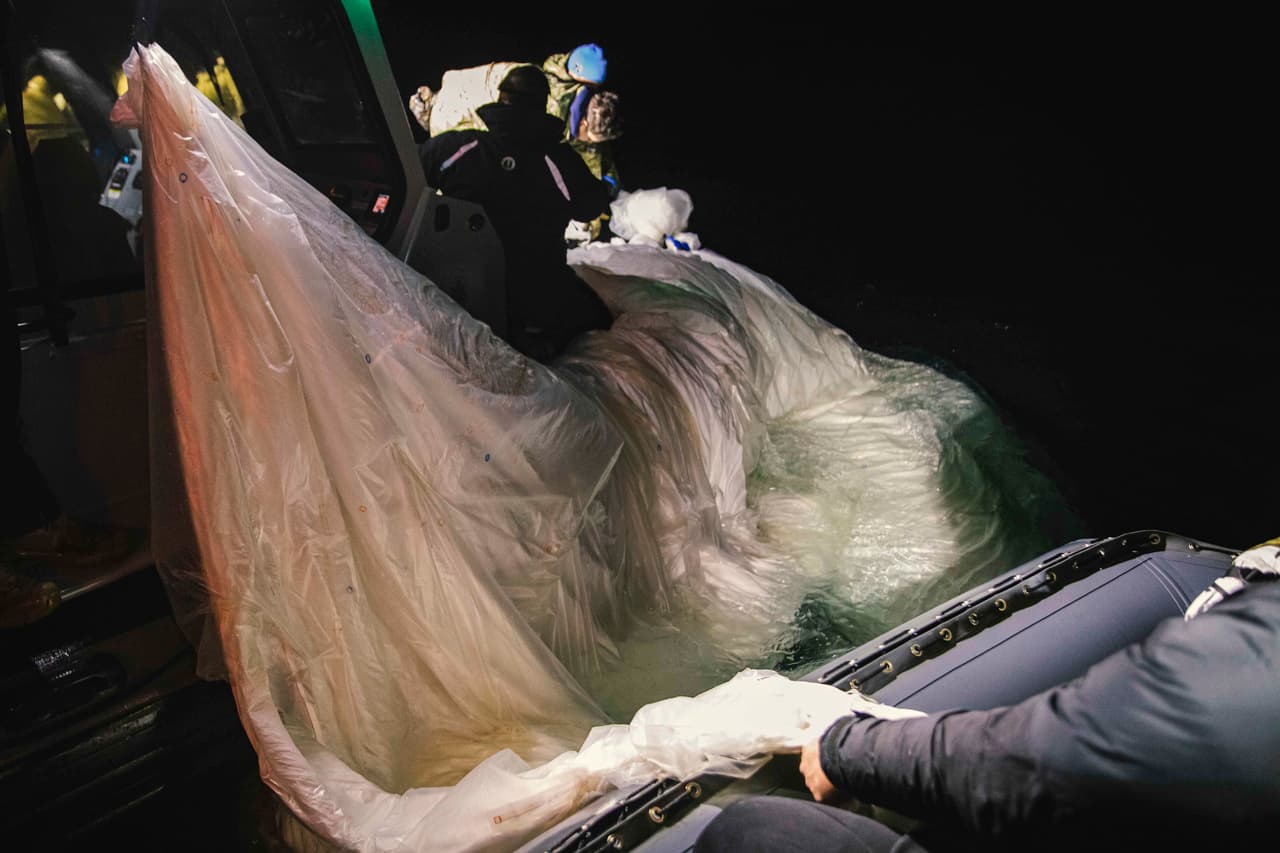 La Armada de EEUU dio a conocer este martes imágenes del presunto globo espía chino que fue derribado por un avión caza estadounidense sobre aguas del Océano Atlántico el pasado sábado. En esta foto se ve el momento en que es recogido frente a la costa de Myrtle Beach, en Carolina del Sur. (U.S. Navy via AP)