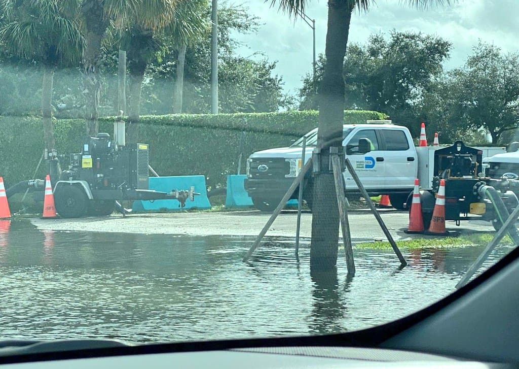 Los funcionarios de la División de Manejo de Emergencias de Florida dijeron que no será abierto hasta el próximo miércoles o jueves, mientras se llevan a cabo labores de drenaje. 
<br>