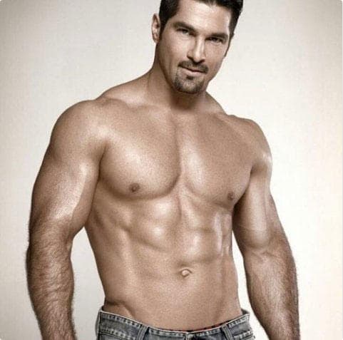Y cómo no hacerlo con ese cuerpo de tentación.