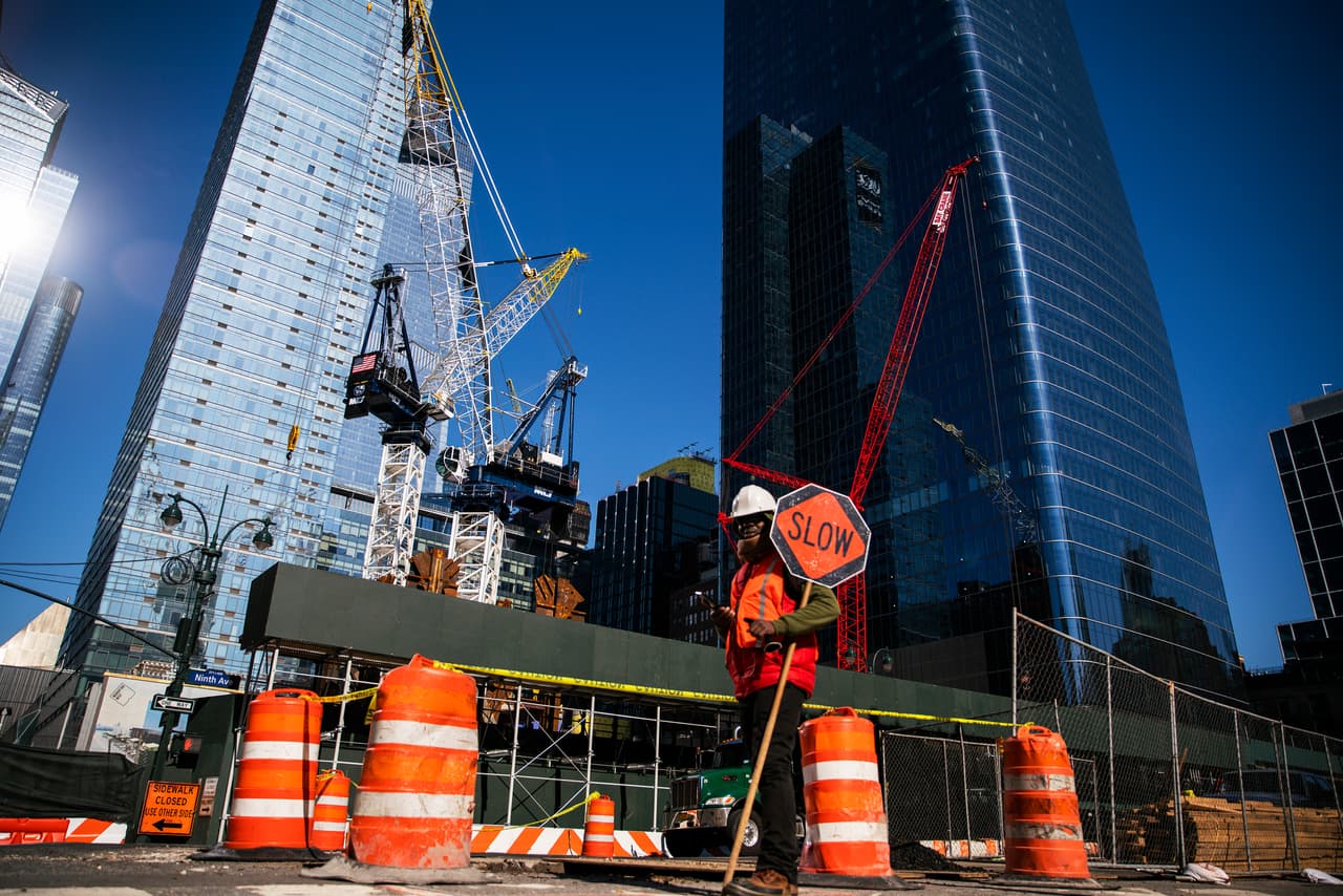 Esos $85 mil millones representan el 7.8% de la producción económica total de la ciudad de Nueva York.
<br>