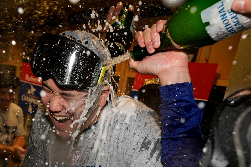 La estrella del momento, 
<b><a href="https://www.univision.com/local/los-angeles-kmex/aficionado-subastara-pelota-shohei-ohtani-anoto-50-jonron-precio-inicial-medio-millon" target="_blank">Shohei Ohtani</a></b> obtuvo lo que buscaba cuando decidió firmar con los Dodgers de Los Ángeles: llegar a la Serie Mundial.
<br>