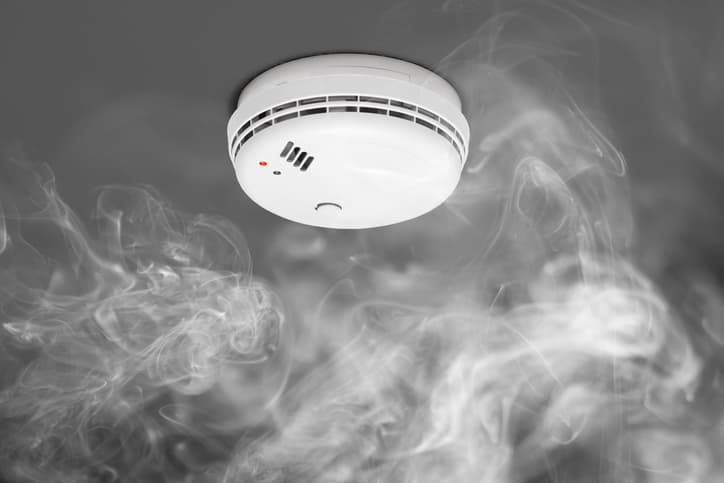 Coloca y/o revisa los detectores de humo en todos los pisos o plantas de la casa.
<br>
<br>