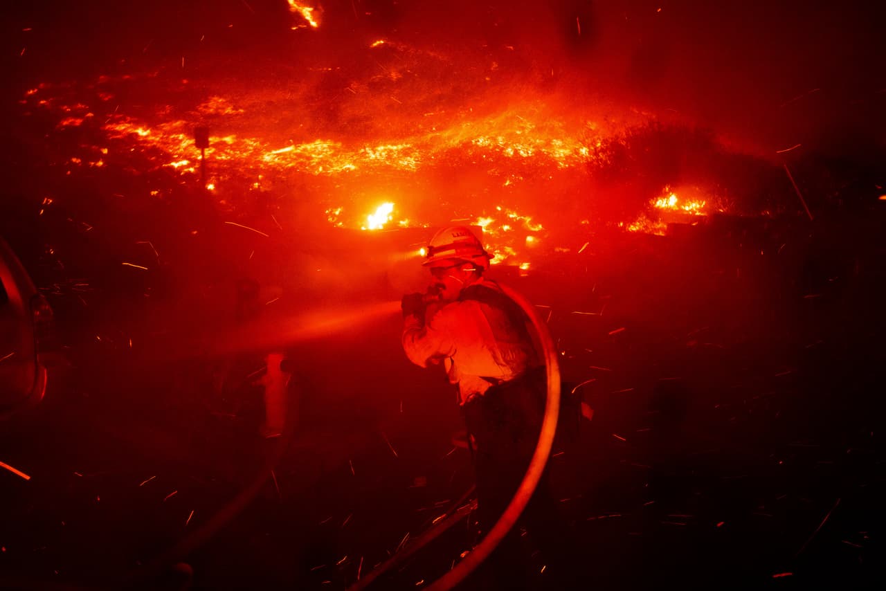 Derivado del incendio, 
<b>el Departamento del Sheriff del Condado de Los Ángeles ha asignado 150 agentes para ayudar</b> con el cierre de carreteras, las evacuaciones y dar información a los residentes conforme cambien las condiciones.