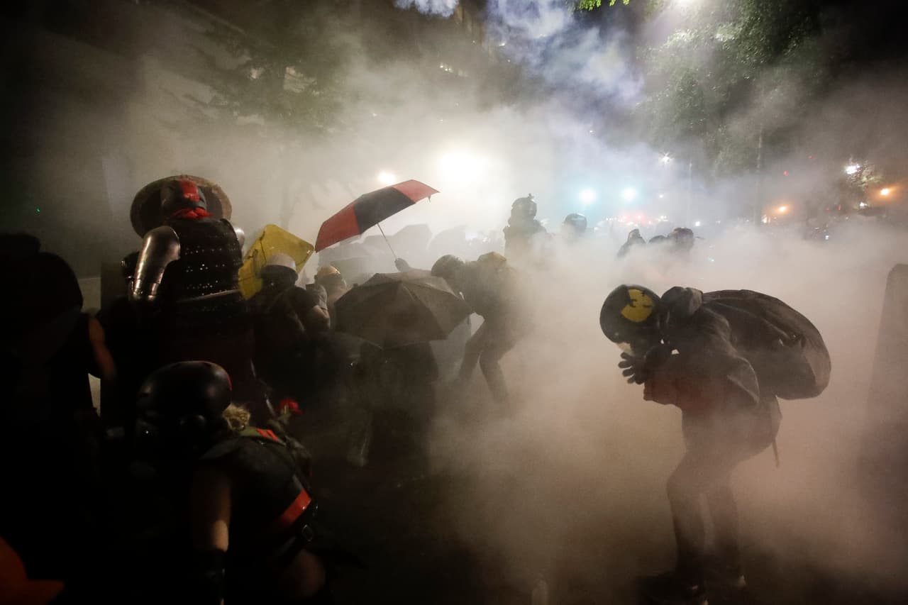 Primero las madres, ahora los veteranos: forman un muro para proteger a los manifestantes de Portland