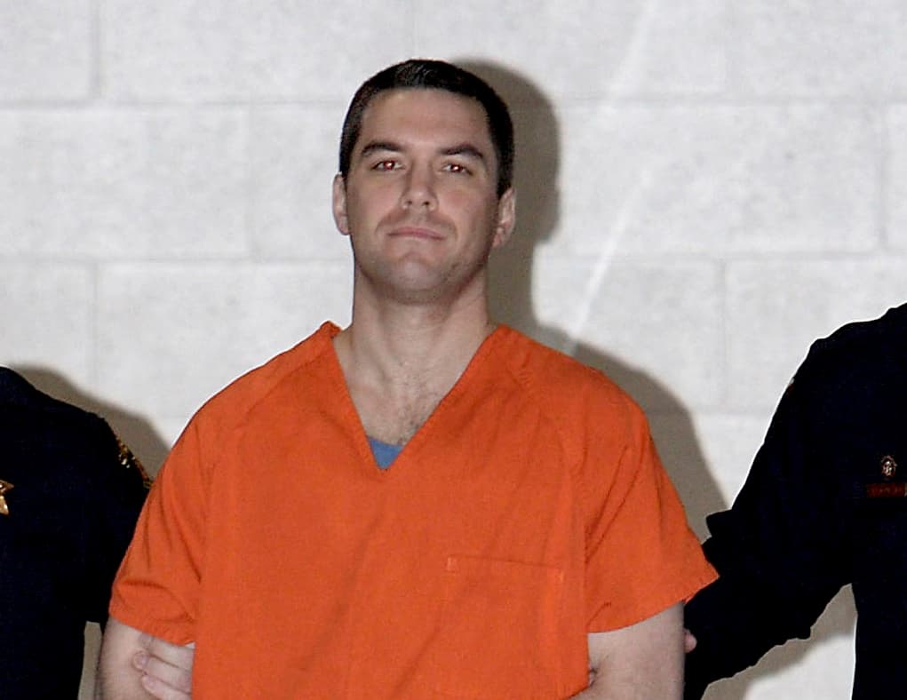 <b>Scott Peterson.</b> Después de reportar que su esposa embarazada había desaparecido en la víspera de Navidad del 2002, la Policía siguió más de 10,000 pistas e interrogó a decenas de delincuentes sexuales como posibles sospechosos. Al final de la investigación, Peterson fue arrestado por homicidio en primer grado y condenado por el asesinato de su esposa Laci Peterson, así como por el homicidio de su hijo nonato en la ciudad de Modesto, California. Actualmente tiene 46 años.