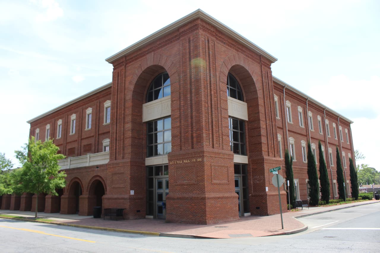 <h3 class="cms-H3-H3">7. Hinesville, Georgia</h3>
<br>
<br>👟 
<b>Media de edad: </b>29.3 años
<br>
<br>👟 
<b>Población que asiste a la universidad: </b>6.3%
<br>
<br>👟 
<b>Población menor de 18 años: </b>32.3%
<br>
<br>👟
<b> Población mayor de 65 años:</b> 9.7%
<br>
<br>👟
<b> Población:</b> 81,275 habitantes.
<br>