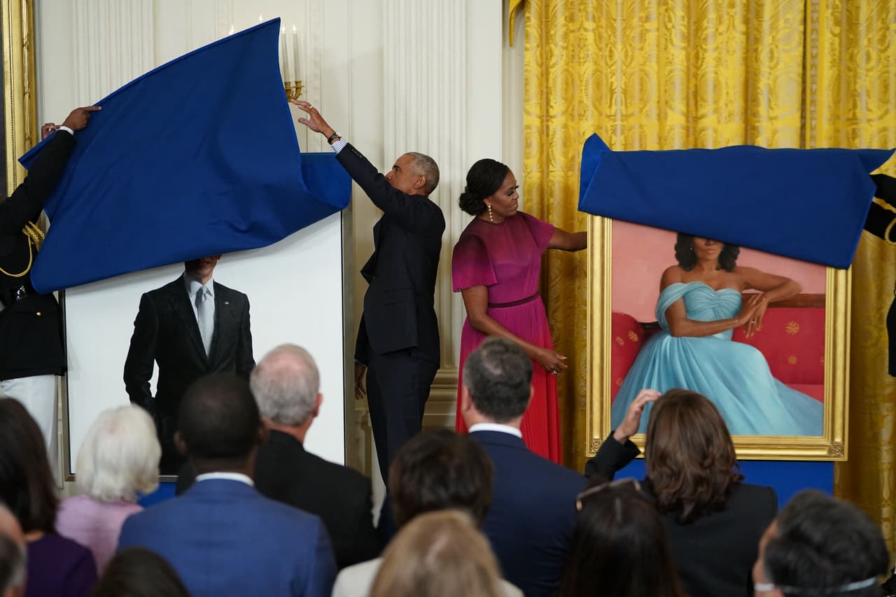 Los Obama revelan sus retratos oficiales de la Casa Blanca, que quedarán para la posteridad en la mansión presidencial. 
<br>
<br>Por lo general, los retratos de expresidentes y primeras damas han sido colgados en los pasillos de la Casa Blanca tras ceremonias organizadas por los sucesores. 
<b>Así fue el caso de Obama quien recibió a George W. Bush, un republicano, y a su esposa Laura Bush en la revelación de sus retratos en 2012. </b>Sin embargo, Trump se negó a invitar a los Obama, en medio del desprecio entre ambos líderes.
<br>