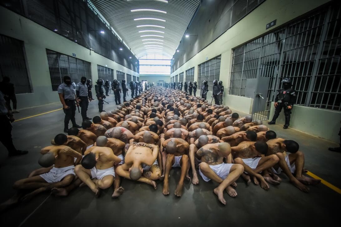 “Vi que murieron 10 personas asfixiadas”: los relatos de los detenidos por la dura política antipandillas de Nayib Bukele