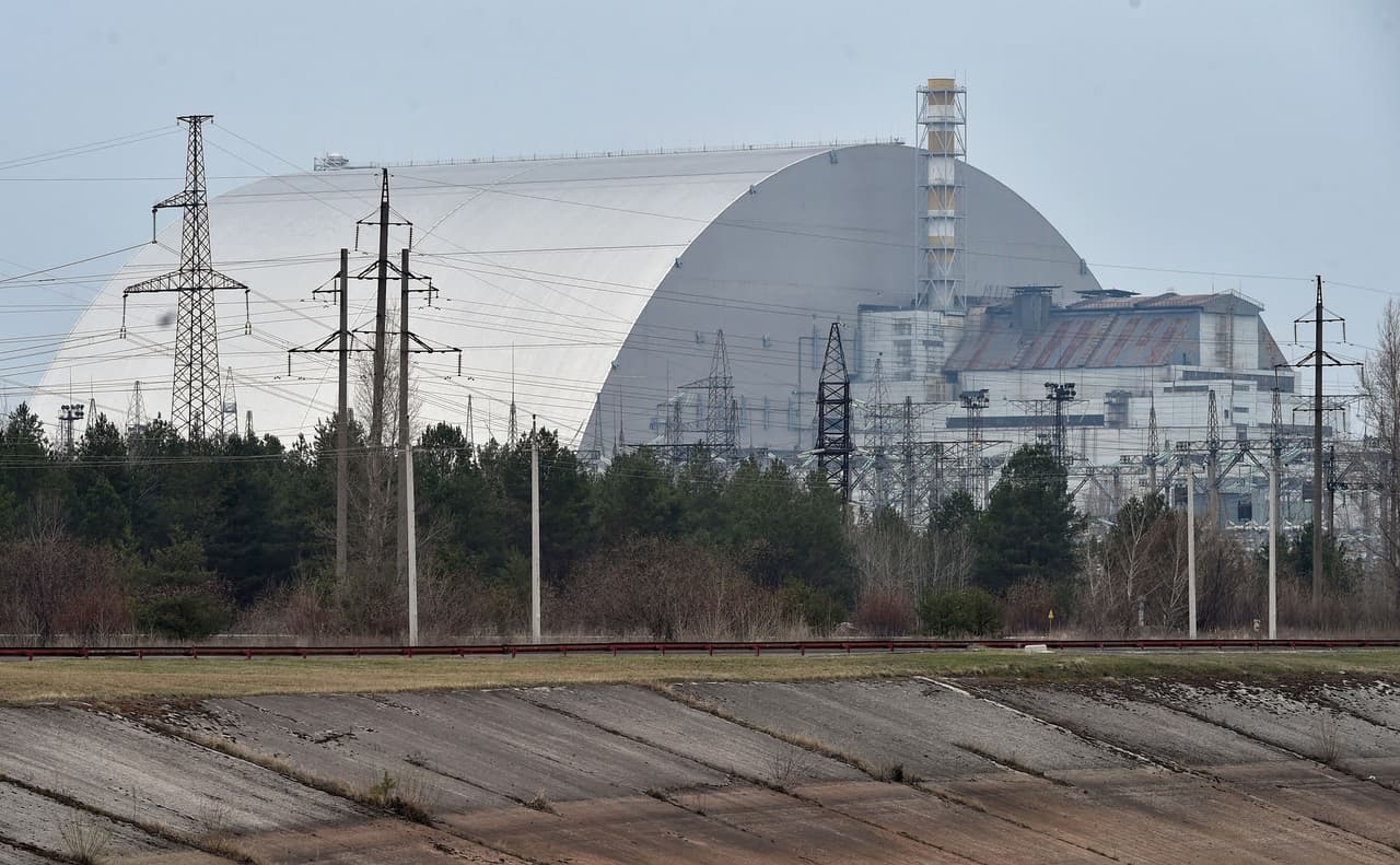 Un techo curvo metálico alberga el reactor que explotó en 1986. Ucrania perdió el control de una zona que se encuentra muy contaminada. Algunos observadores temen que la presencia militar rusa cause alguna alteración en la rutina de los inspectores y ponga en riesgo la vigilancia del lugar.
