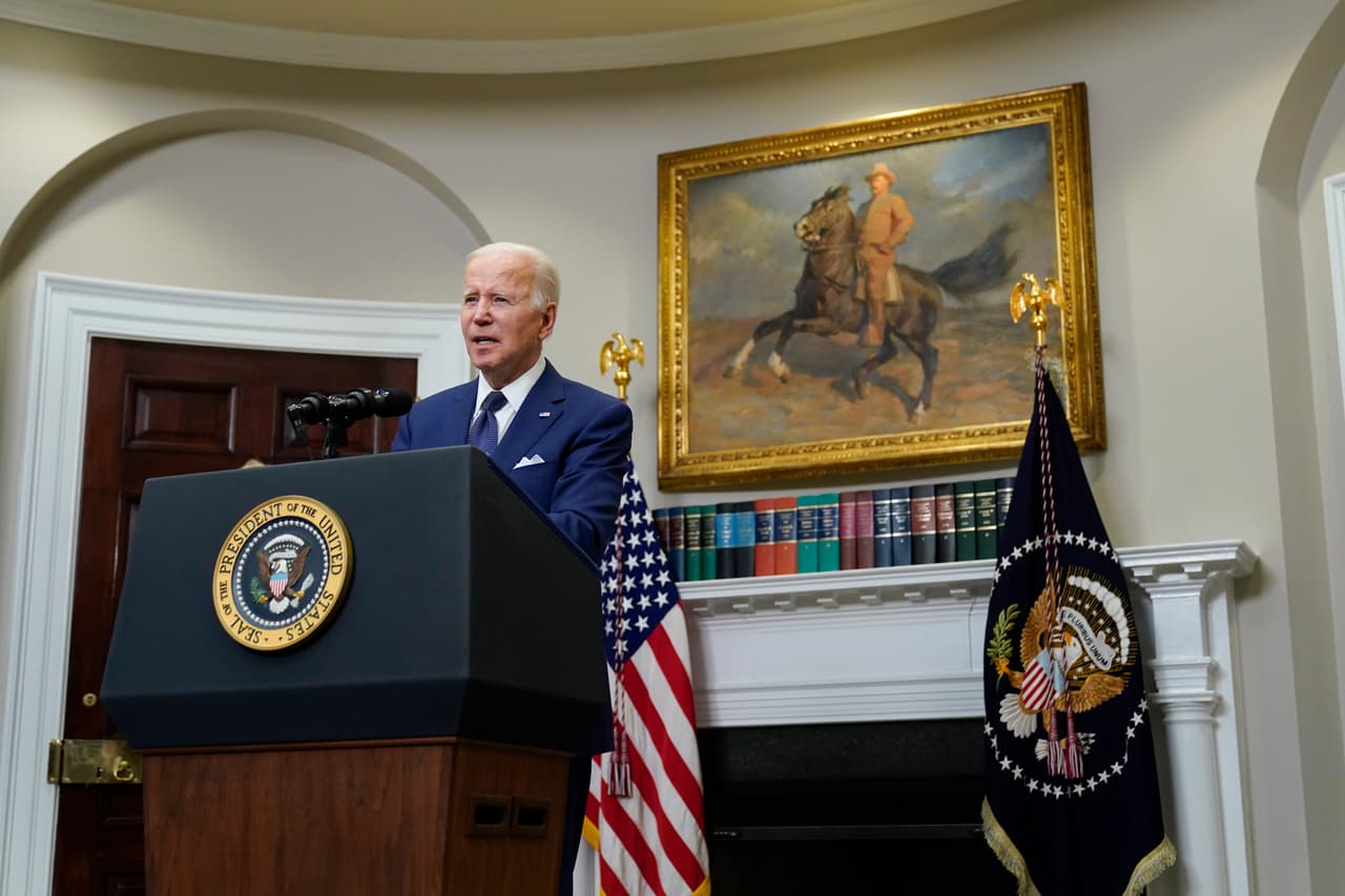El presidente Joe Biden se preguntó, visiblemente molesto, cuándo va el país a 
<a href="https://www.univision.com/noticias/politica/tiroteo-escuela-uvalde-biden-condena-lobby-armas">confrontar a los grupos de presión</a> contra el control de armas, como el 
<b>NRA</b>, al que muchos consideran el artífice de la parálisis política a la hora de regular la Segunda Enmienda.