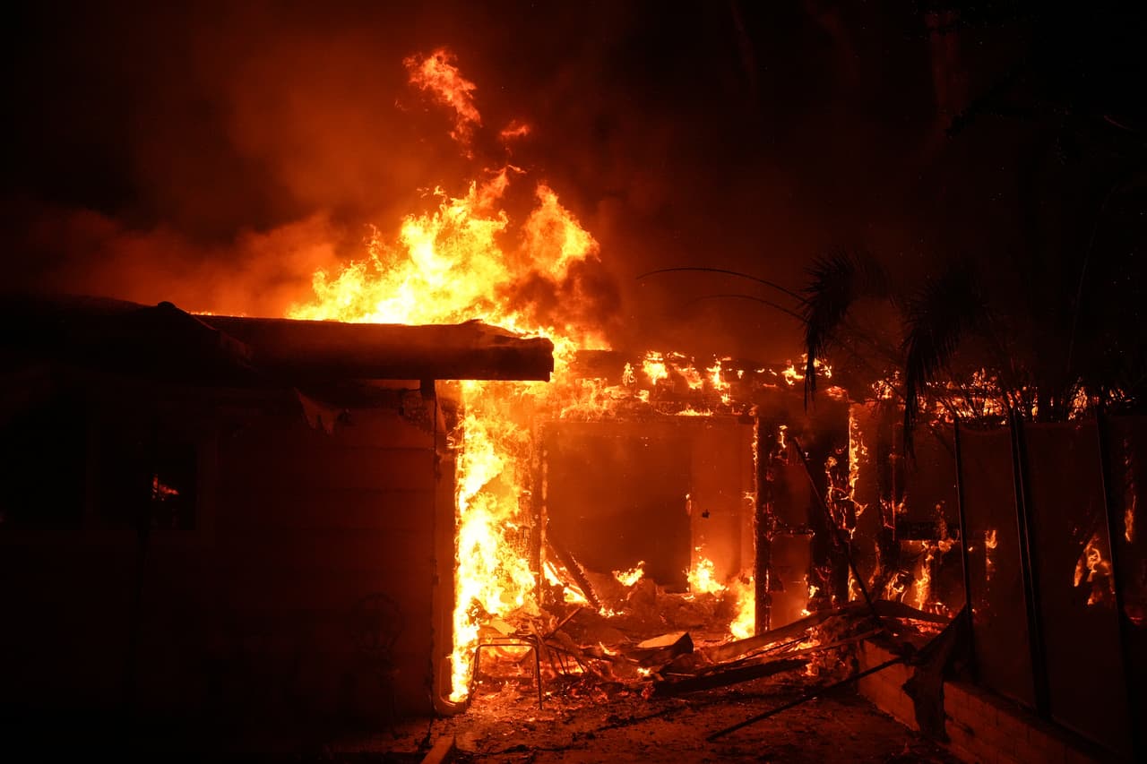 El jefe de bomberos del condado de Los Ángeles, Anthony C. Marrone, dijo que 
<b>una cantidad mínima de viviendas fueron destruidas</b>, pero en este momento no pueden proporcionar una cifra exacta.