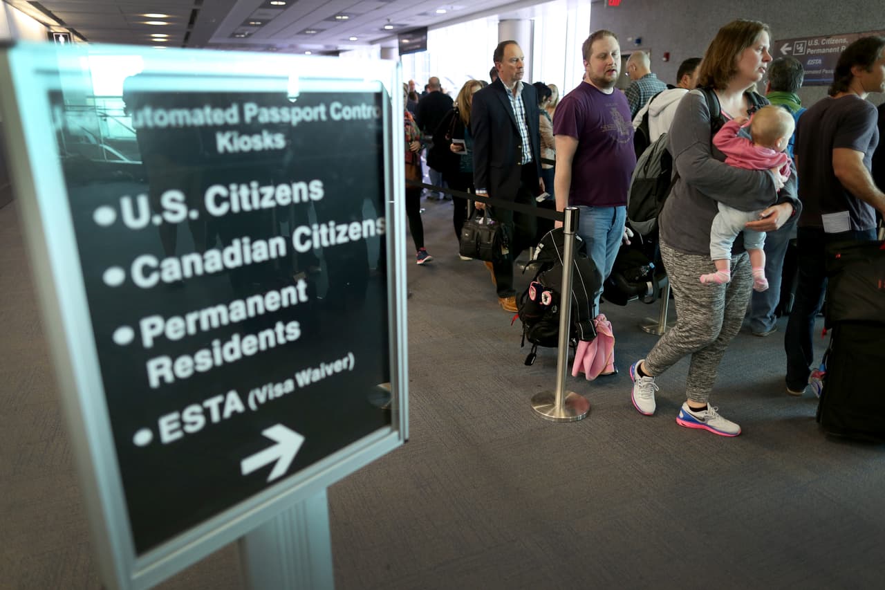 Si has acumulado más de 180 días pero menos de un año de presencia ilegal y has salido voluntariamente de Estados Unidos antes de que comenzaran los procedimientos de remoción, 
<b>serás inadmisible por 3 años a partir de la fecha de tu salida</b>. Si has acumulado 1 año o más de presencia ilegal y sales de Estados Unidos, serás inadmisible si buscas admisión dentro de 10 años a partir de la fecha de tu salida, sin importar si los procedimientos de remoción han comenzado o no.