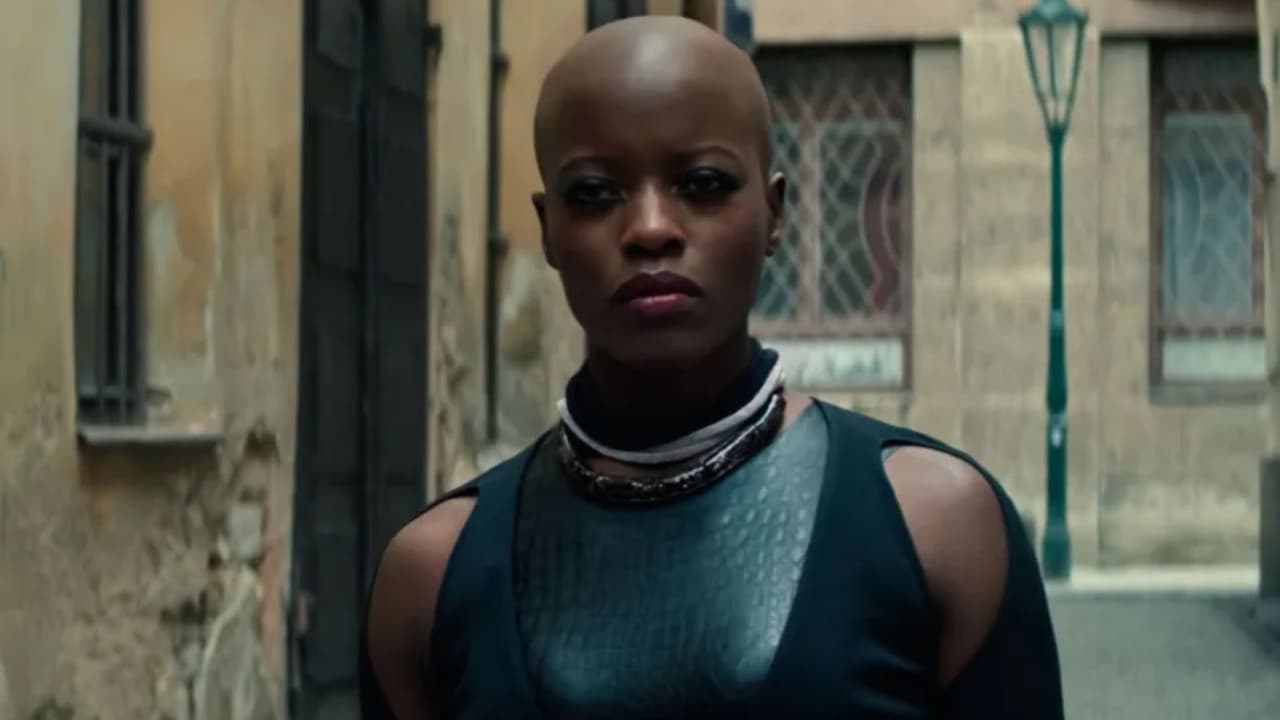 <b>Ayo</b>
<br>La actriz Florence Kasumba interpreta a esta guerrera de las Dora Milaje, un grupo de elite que se encarga de proteger a la realeza de Wakanda, en los cómics es lesbiana. La presentación oficial de su identidad de género podría darse en ‘Black Panther: Wakanda Forever’, pues de acuerdo con el insider Daniel Richtman y lo reportado por The Direct en diciembre de 2021, el personaje tendría una relación con Aneka (Michaela Coel), como la tienen en los cómics o incluso con Okoye (Danai Gurira).
